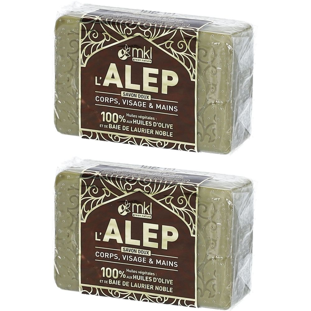 Zwei Seifenblöcke in Folie verpackt. Aufschrift: L'ALEP, SAVON DOUX, für Körper, Gesicht und Hände. 100% Olivenöl und Lorbeeröl.