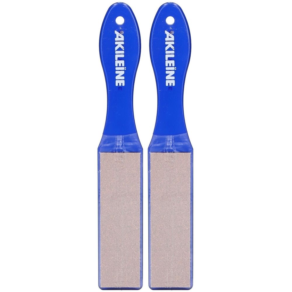 Zwei blaue Fußfeilen mit ergonomischem Griff. Auf dem Griff steht "AKILEINE". Die Feilen haben eine rechteckige, raue Oberfläche.