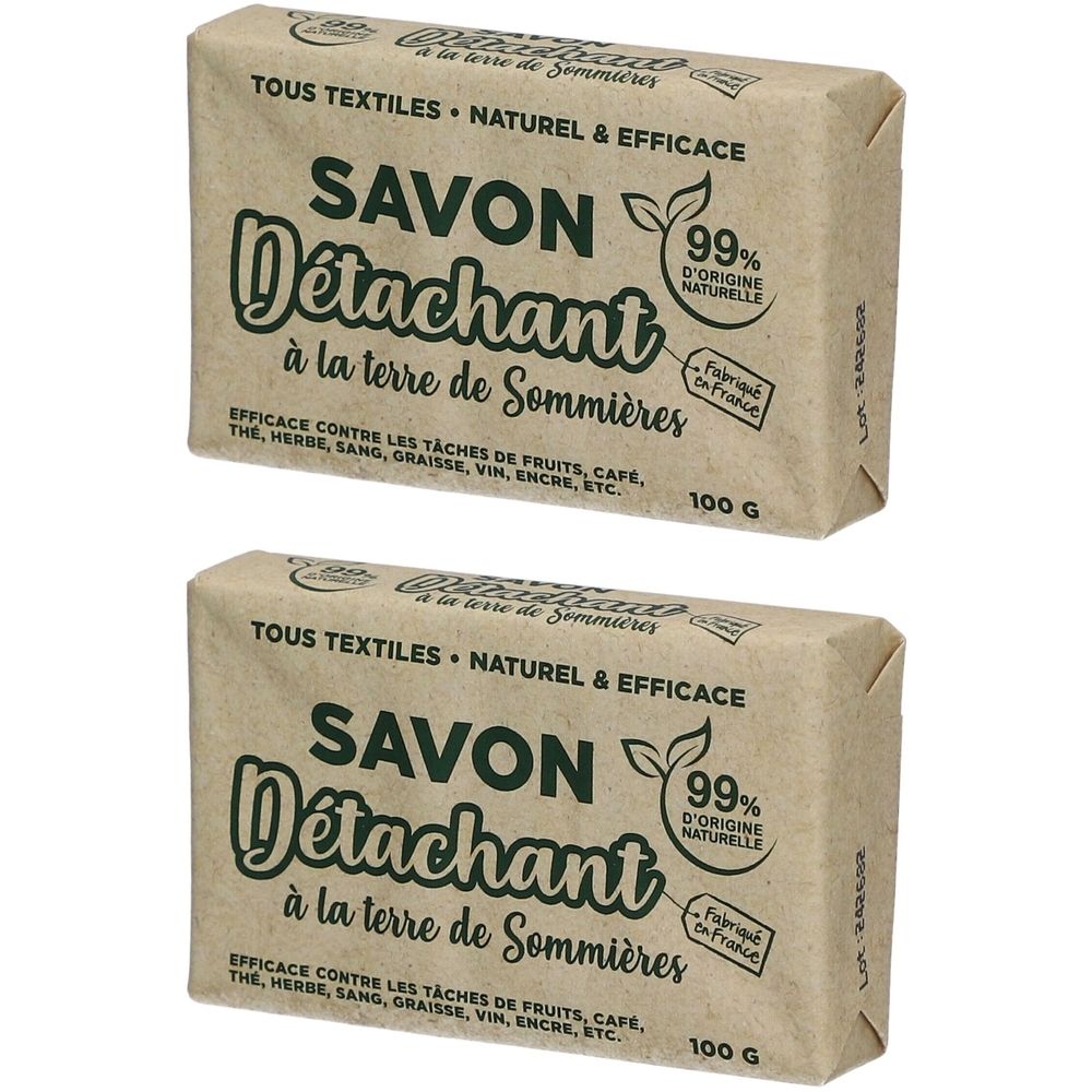 Zwei rechteckige Seifenstücke in Papier verpackt. Aufdruck: SAVON Détachant à la terre de Sommières, 99% natürliche Herkunft.