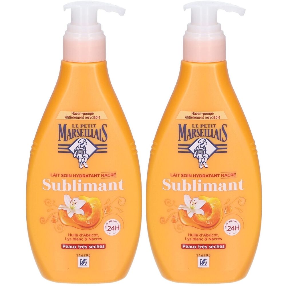 Zwei Flaschen Körperlotion. Orangefarbene Flaschen mit Pumpverschluss. Aufschrift: LE PETIT MARSEILLAIS, Lait Soin Hydratant Nacré Sublimant.