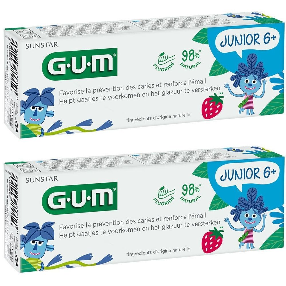 Zwei Tuben G.U.M Junior 6+ Zahnpasta. Weiße Verpackung mit Logo, Illustrationen und Text. Enthält Fluorid und 98% natürliche Inhaltsstoffe.