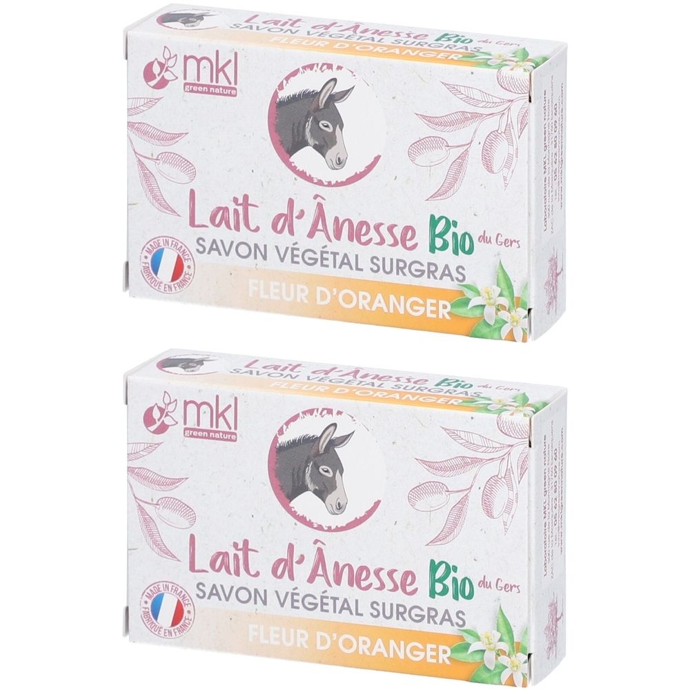 Zwei Seifenverpackungen. Aufschrift: Lait d'Anesse Bio, Savon Végétal Surgras, Fleur d'Oranger. Logo: Eselkopf, mkl.