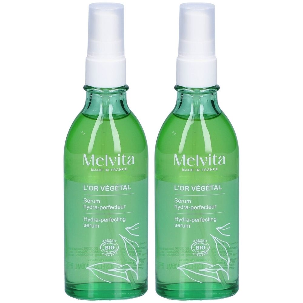 Zwei grüne Glasflaschen mit weißem Sprühkopf. Auf den Etiketten steht "Melvita L'Or Végétal Sérum Hydra-Perfecteur". Bio-Zertifizierung.