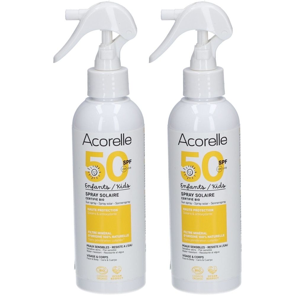 Zwei weiße Sprühflaschen mit gelben und schwarzen Etiketten. Aufschrift: Acorelle 50 SPF, Spray solaire, Enfants/Kids. Bio-Zertifizierung.