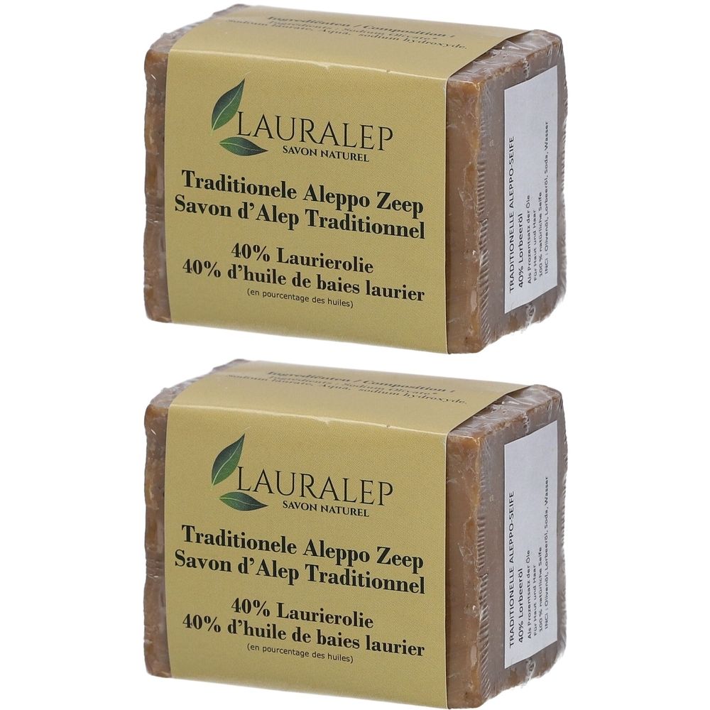 Zwei Seifenstücke mit Papierbanderole. Aufschrift: LAURALEP, Aleppo-Seife, 40% Lorbeeröl. Braune Seife.