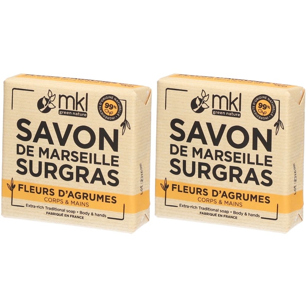 Zwei rechteckige Seifenstücke in Papierverpackung. Aufdruck: SAVON DE MARSEILLE SURGRAS, FLEURS D'AGRUMES, 99% Inhaltsstoffe natürlichen Ursprungs.