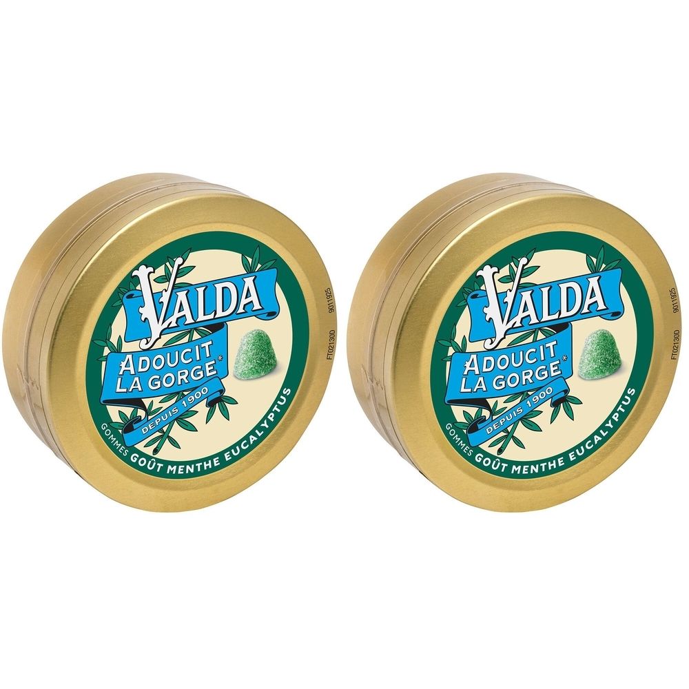 Deux boîtes métalliques dorées. Chaque boîte porte une étiquette verte avec l'inscription blanche "VALDA ADOUCIT LA GORGE" et un bonbon vert.