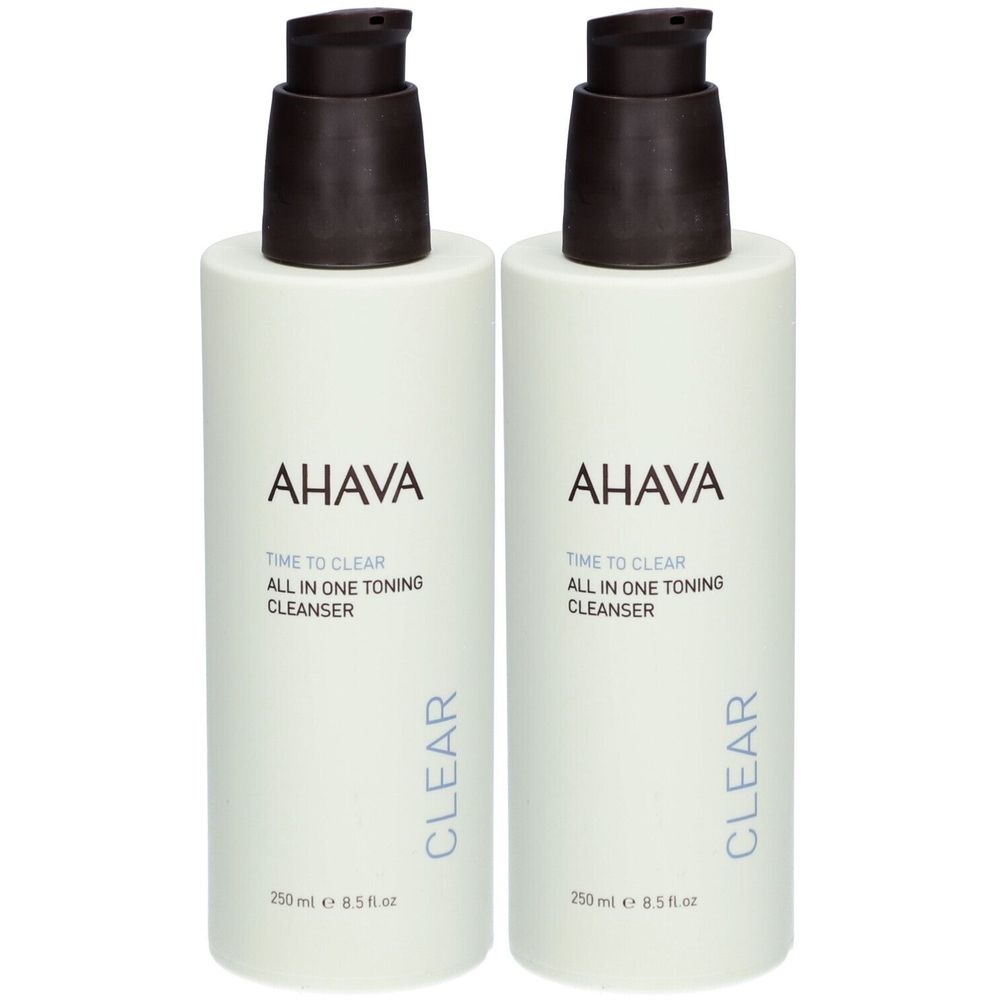 Zwei weiße Flaschen mit braunen Pumpaufsätzen. Auf jeder Flasche steht AHAVA, TIME TO CLEAR, ALL IN ONE TONING CLEANSER und CLEAR.