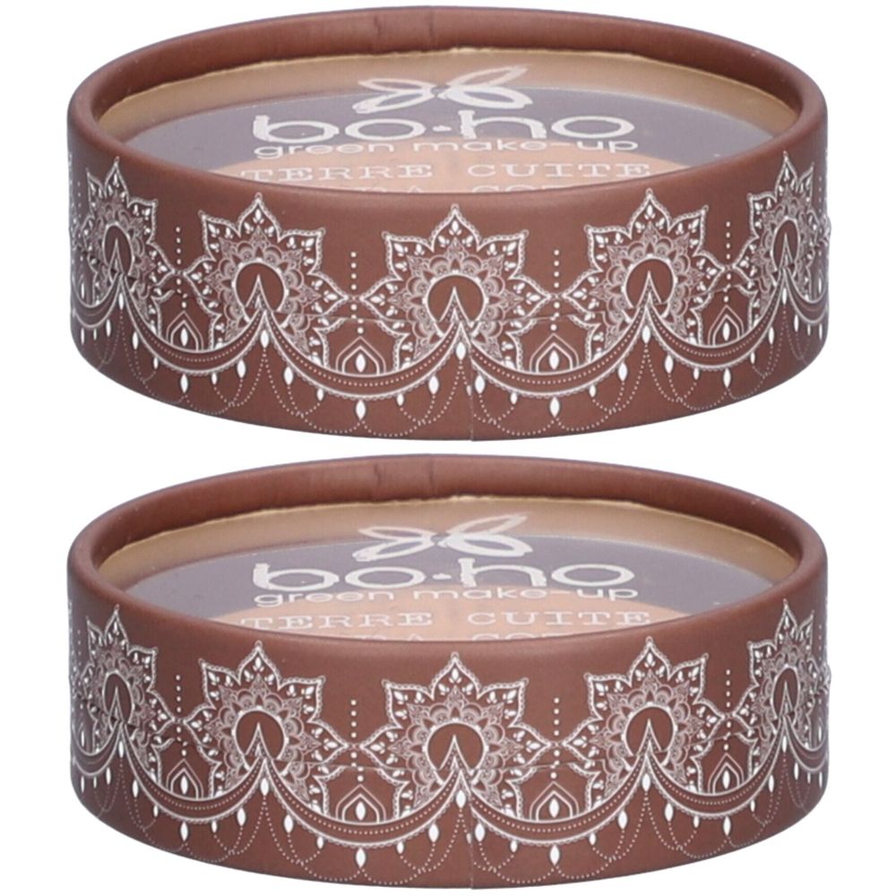 Zwei runde Behälter mit braunem Deckel und weißem Muster. Aufschrift: bo-ho green make-up TERRE CUITE.