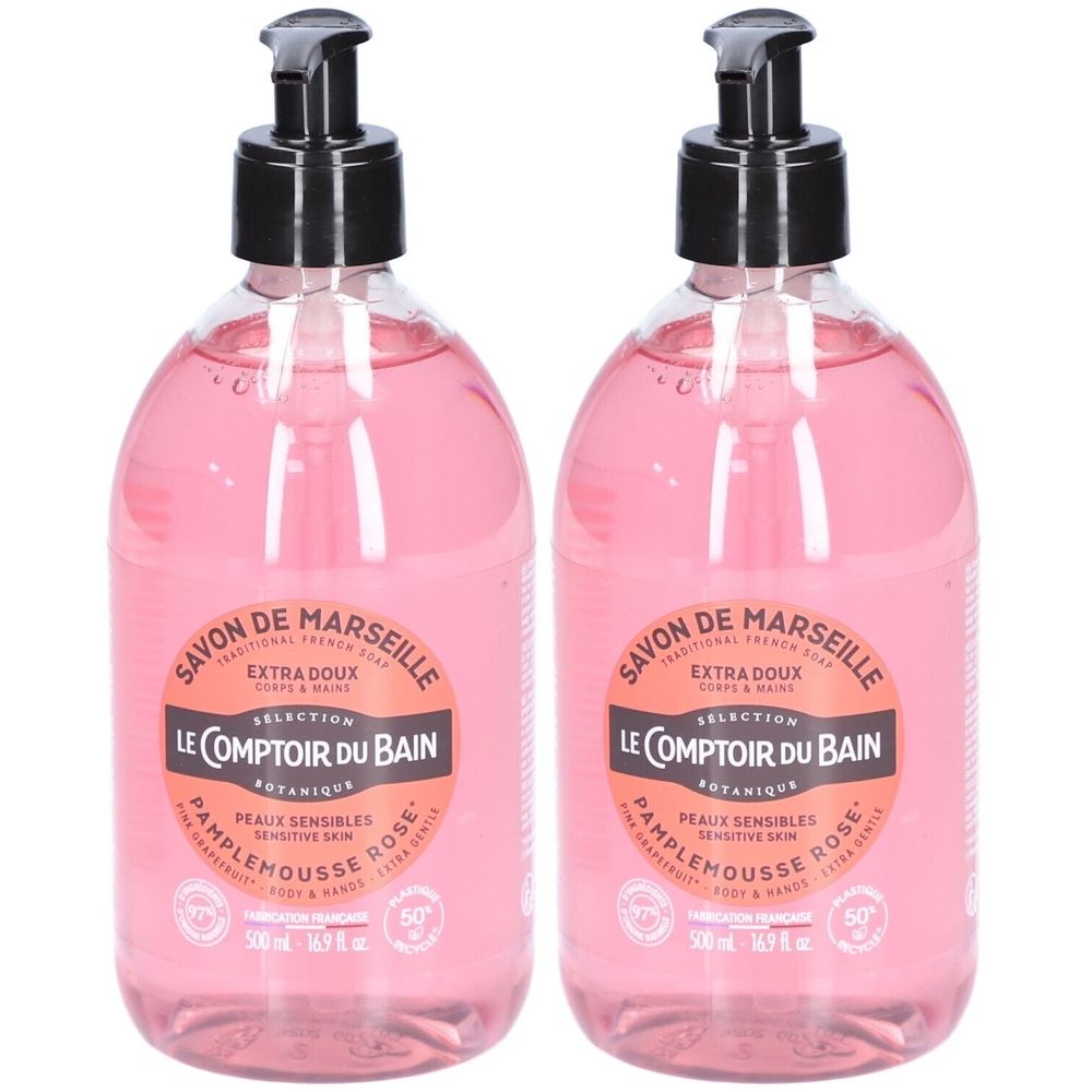 Deux flacons de savon liquide rose avec pompe noire. Inscription : Savon de Marseille, Le Comptoir du Bain, Pampelmousse Rose.