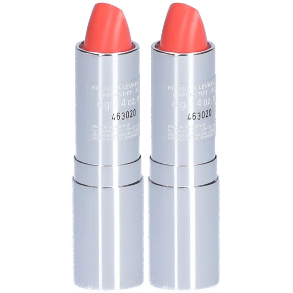 Zwei Lippenstifte mit korallenroter Spitze in silbernen Hülsen. Aufschrift: Rouge à Lèvres, 4 g, 463020.
