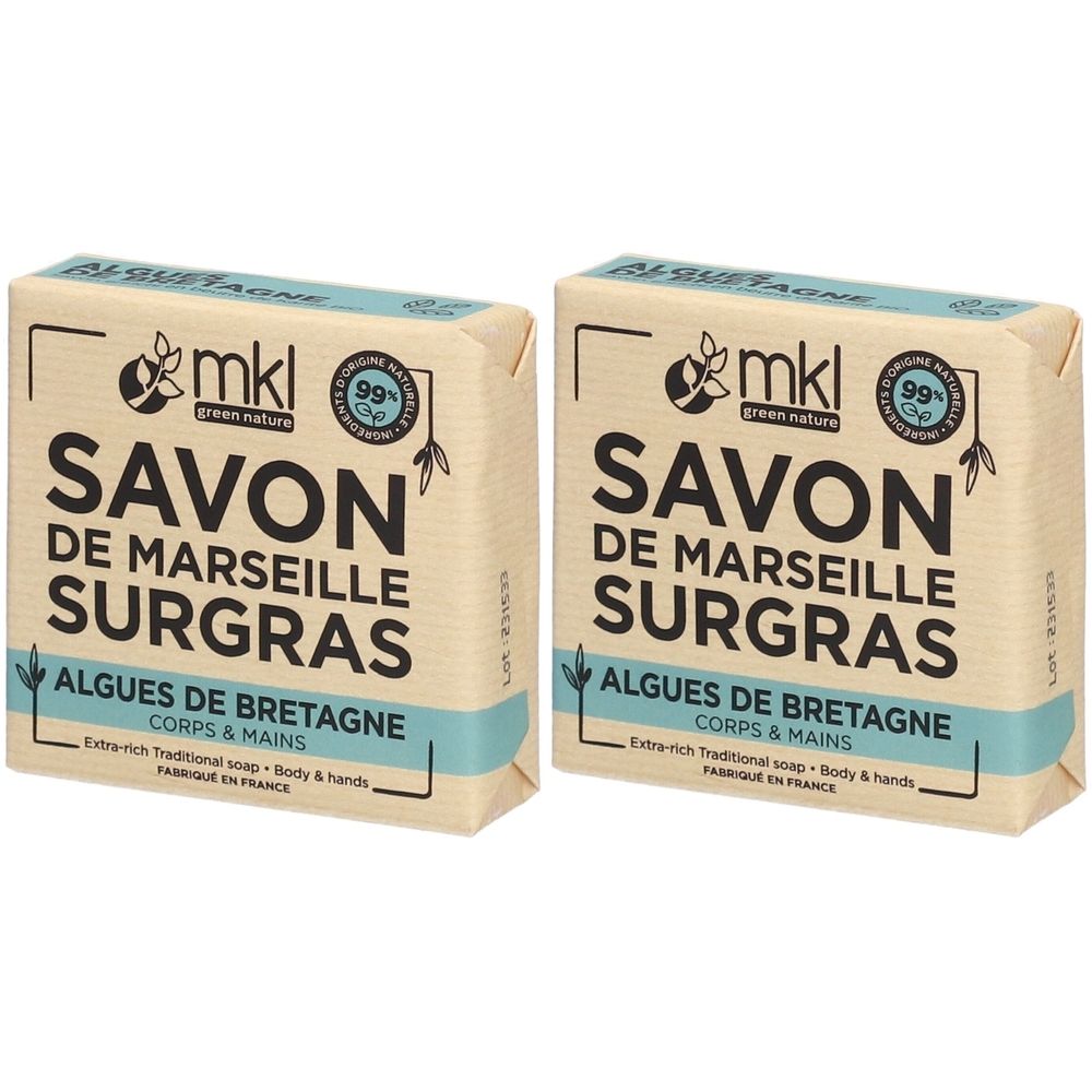 Deux savons emballés. Inscription: Savon de Marseille Surgras, Algues de Bretagne. Marque mkl. 99% d'origine naturelle.