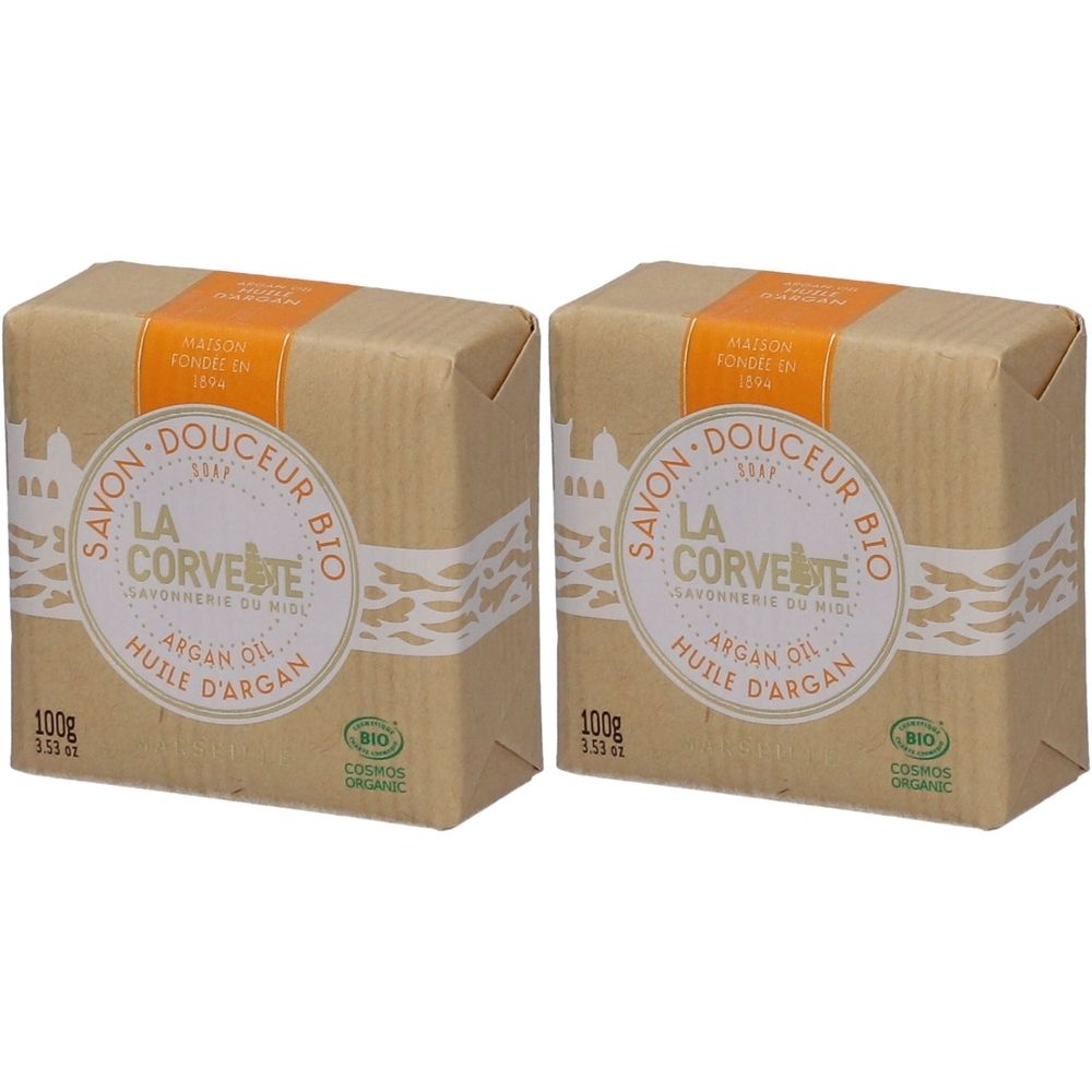 Zwei Seifenstücke in Papier verpackt. Aufschrift: LA CORVETTE, Arganöl, BIO. 100g. Mit weißem Band und orangefarbenem Streifen.