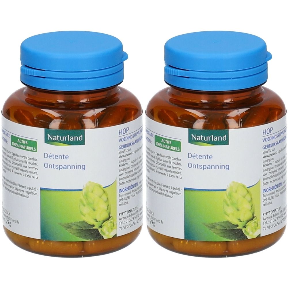 Zwei braune Flaschen mit blauen Deckeln. Auf den Etiketten steht "Naturland", "Détente", "Ontspanning" und ein Hopfen-Bild.