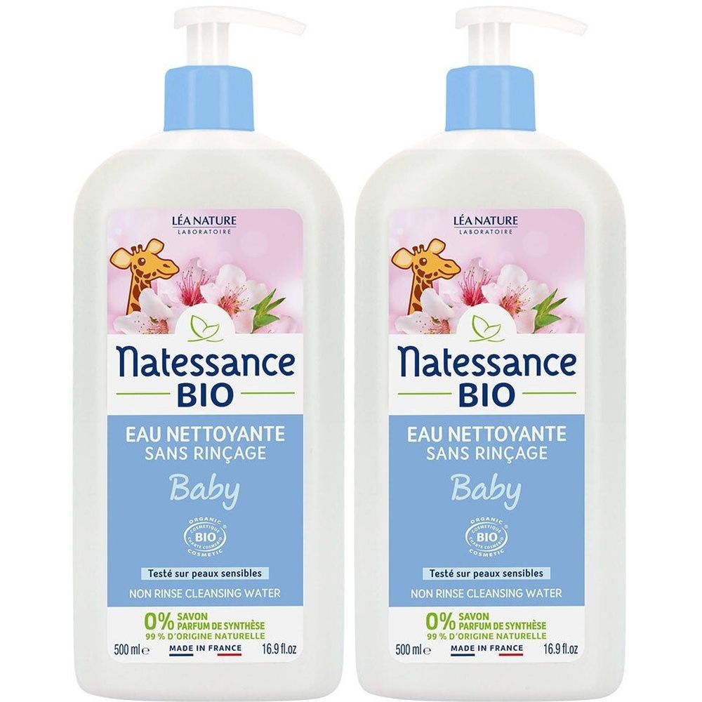 Deux flacons de Natessance BIO Baby eau nettoyante. Flacons blancs avec bouchon bleu et étiquette avec girafe et fleurs.