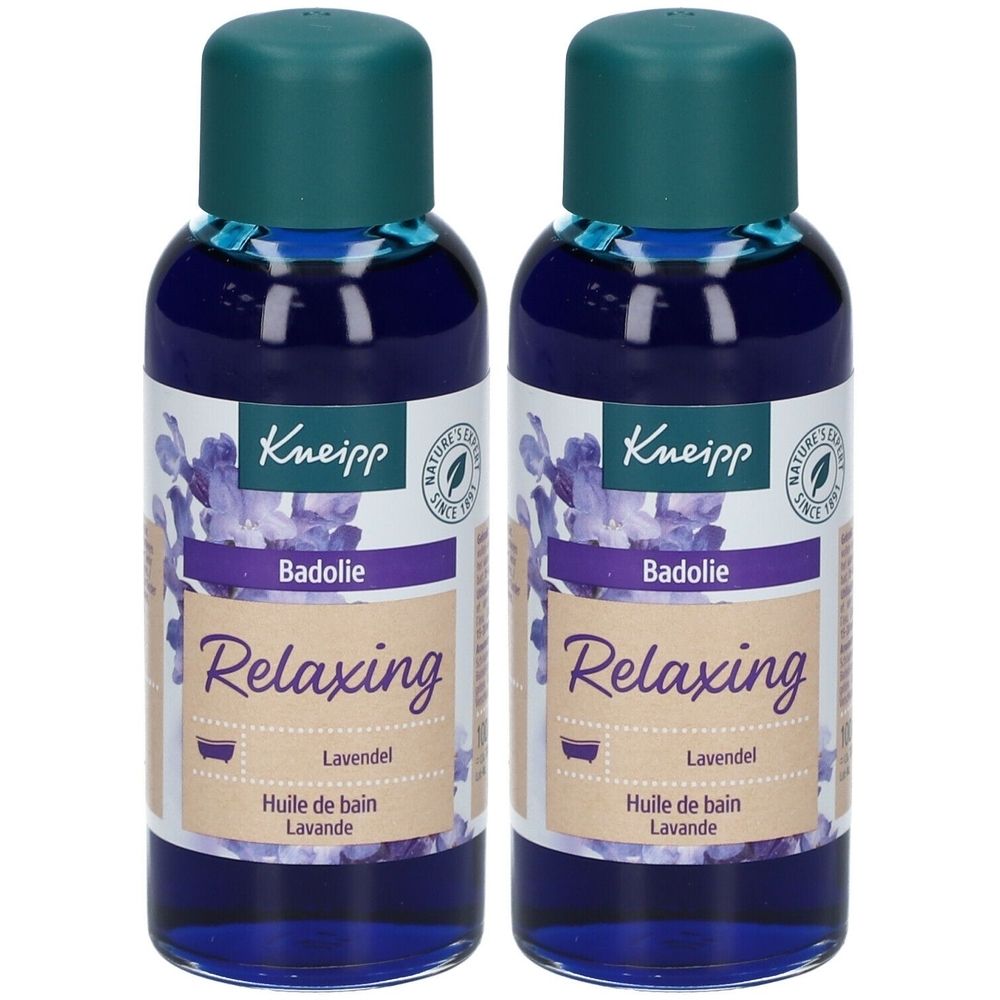 Zwei Flaschen Kneipp Badöl. Blaue Flüssigkeit in Glasflaschen mit grünen Deckeln. Etikett mit Lavendel-Motiv und Schriftzug "Relaxing".