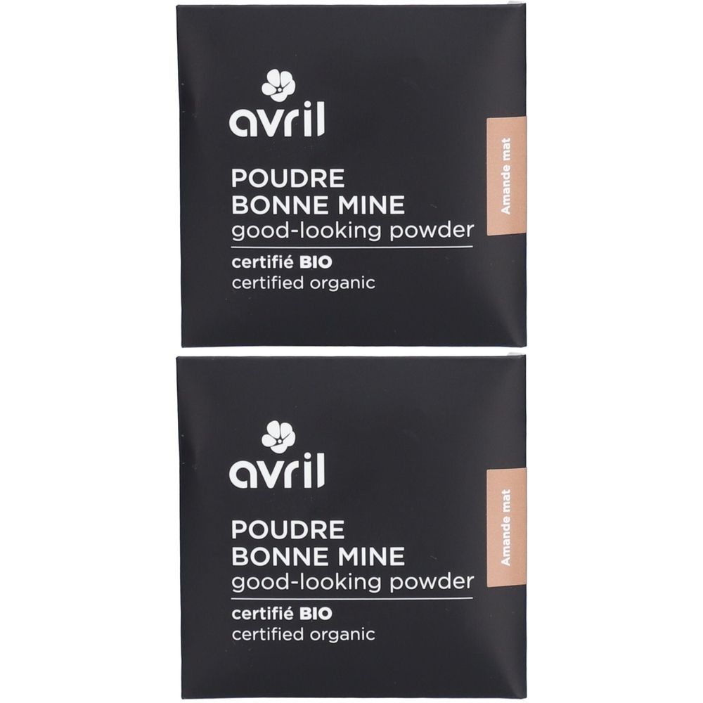 Zwei schwarze Puderbeutel mit weißer Aufschrift. Text: POUDRE BONNE MINE, good-looking powder, certifié BIO. Farbton: Amande mat.