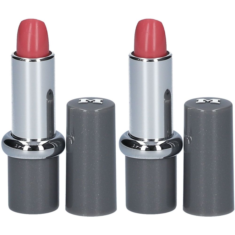 Zwei Lippenstifte mit geöffneten Kappen. Silberne Hülse, rosa Lippenstift. Graue Kappen mit "M"-Logo.
