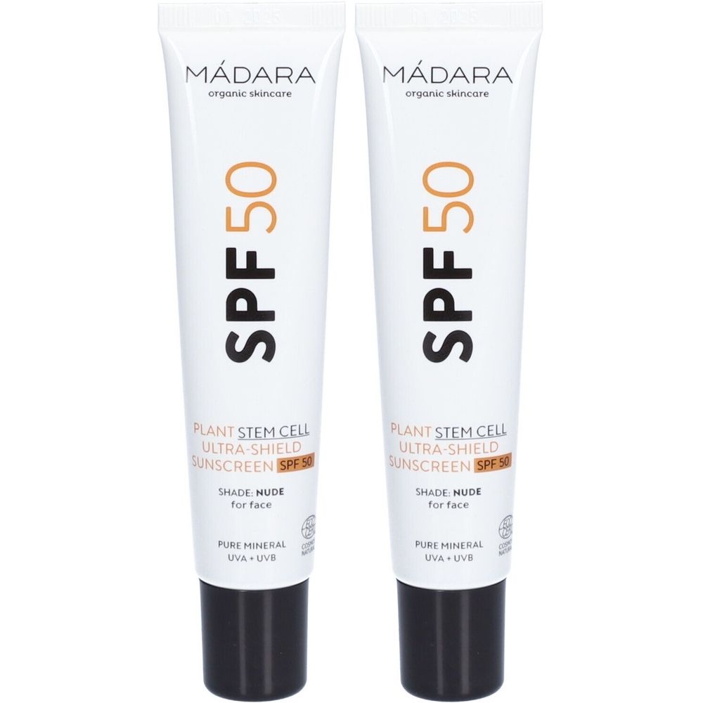 Deux tubes de crème solaire Mádara SPF50. Tubes blancs avec bouchon noir. Inscription : SPF50, Plant Stem Cell Ultra-Shield Sunscreen.