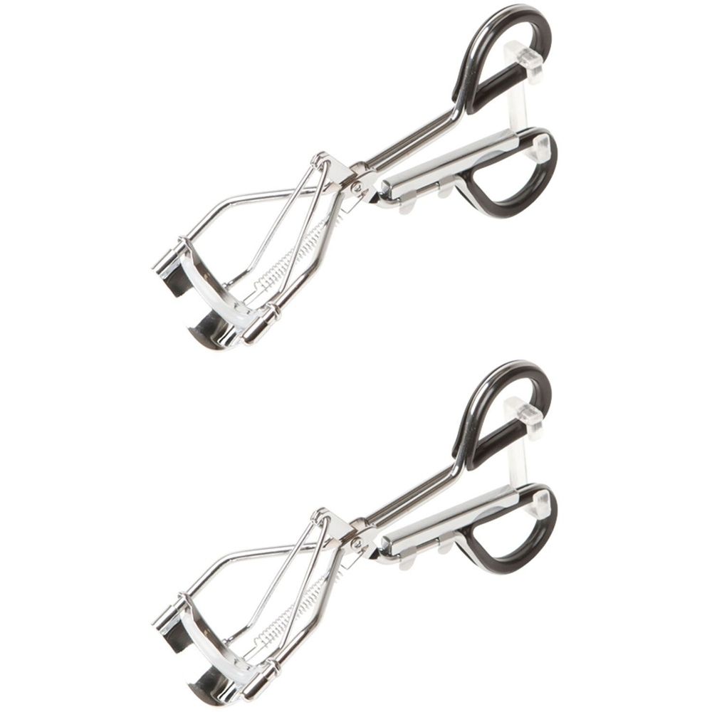 Zwei Wimpernzangen aus Metall. Griffe schwarz, Auflagegummi schwarz. Metallteile silberfarben.