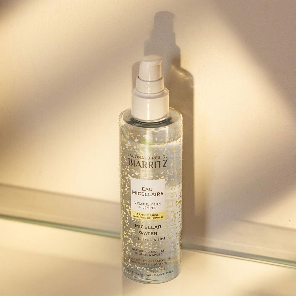 Flacon transparent avec vaporisateur. L'étiquette indique "Laboratoires de Biarritz Eau Micellaire".