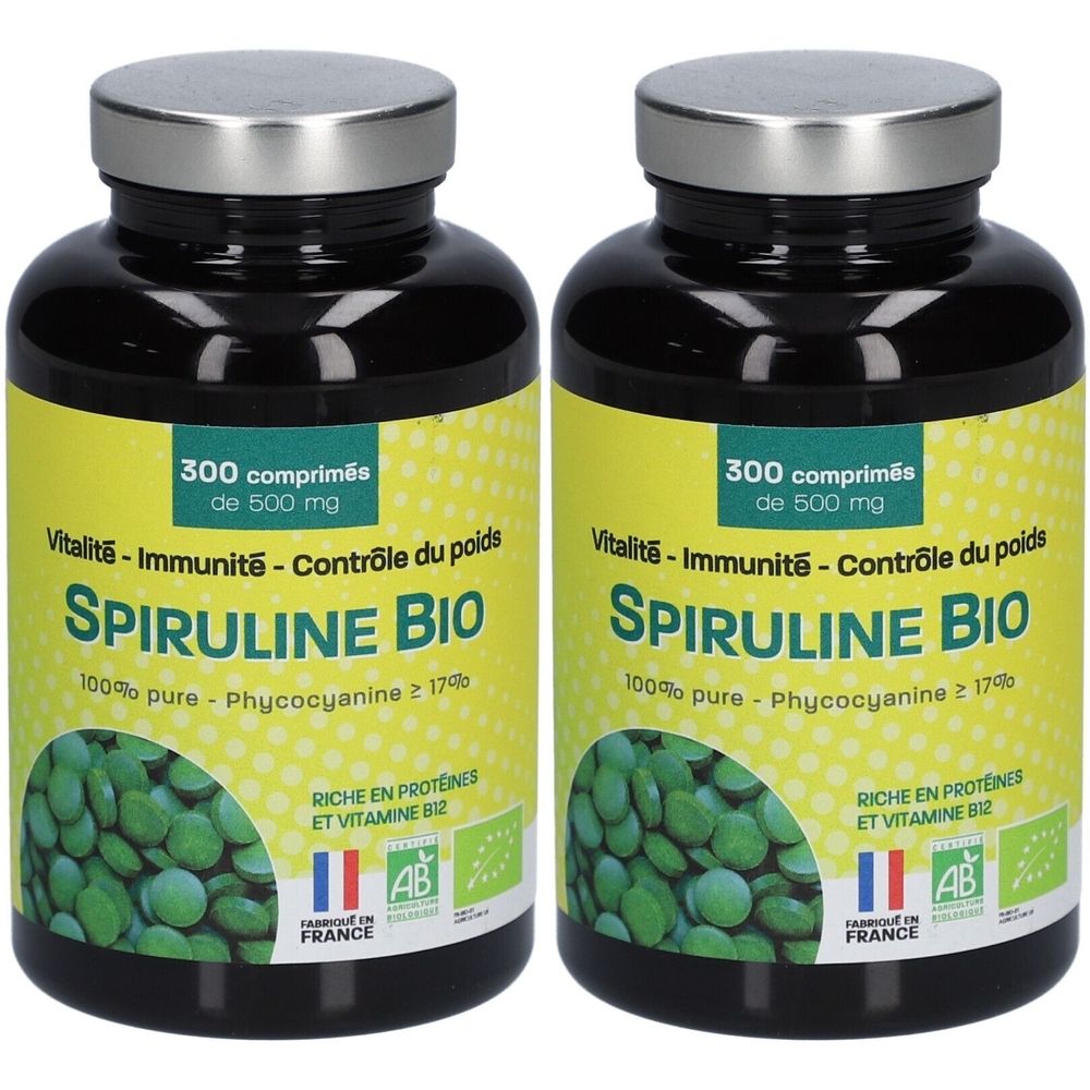 Deux flacons de Spiruline Bio. Flacons noirs avec couvercles argentés et étiquettes jaunes. Inscription : 300 comprimés, vitalité, immunité, contrôle du poids.