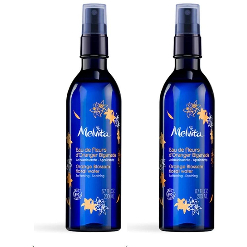 Zwei blaue Flaschen mit Sprühkopf. Aufschrift: Melvita Eau de fleurs d'Oranger Bigarade. Orange Blossom floral water. Bio-Zertifizierung.