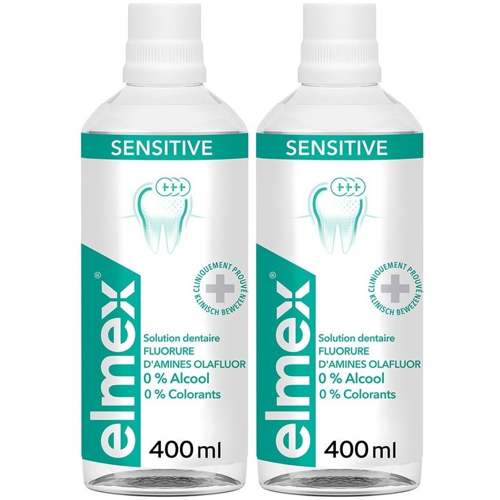 Zwei Flaschen elmex Sensitive Zahnlösung. Weiße Flaschen mit grünen Etiketten. Aufschrift: Sensitive, Zahnsymbol, 400 ml.