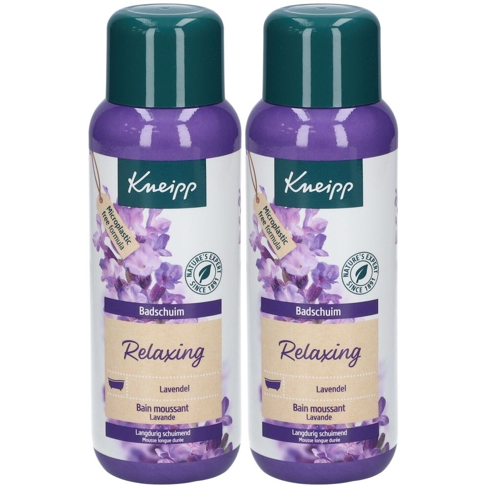 Zwei Flaschen Kneipp Badeschaum Lavendel. Weiße Flaschen mit lila Inhalt, grünen Deckeln und Etiketten mit Produktinformationen und Lavendel-Illustrationen.