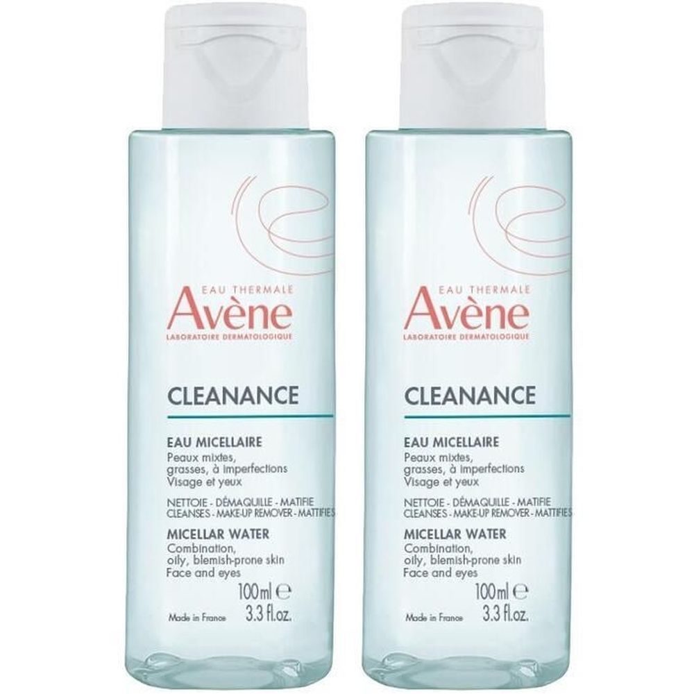 Zwei Flaschen Avène Cleanance Mizellenwasser. Klare Flüssigkeit in zylindrischen Flaschen mit weißem Deckel. Text: Cleanance, Micellar Water.