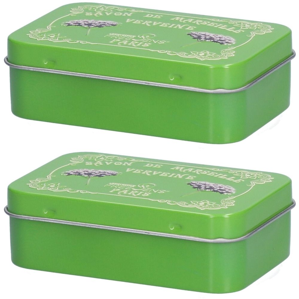 Zwei grüne rechteckige Metalldosen. Auf dem Deckel steht "Savon de Marseille Verveine Paris".