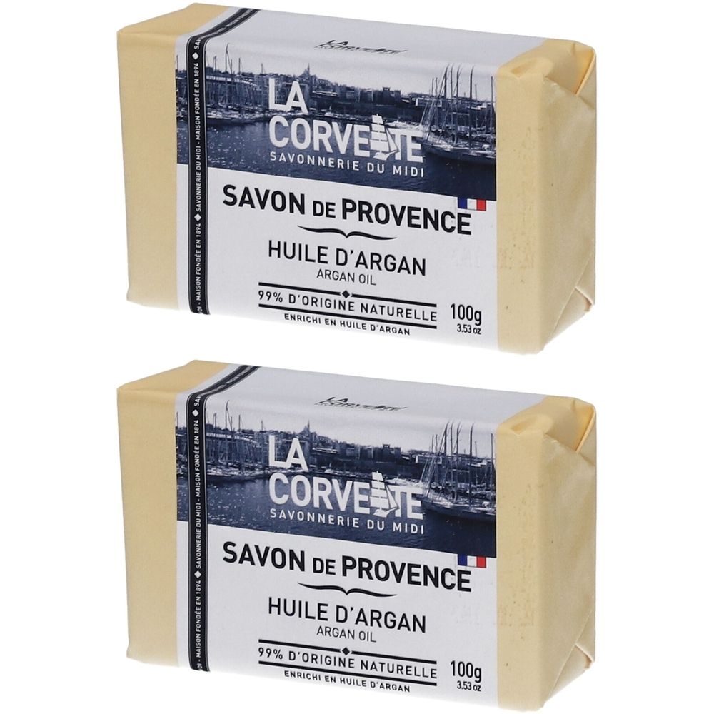 Zwei Seifenstücke in Papier verpackt. Aufschrift: Savon de Provence, Huile d'Argan, 99% d'origine naturelle. Marke: La Corvette.