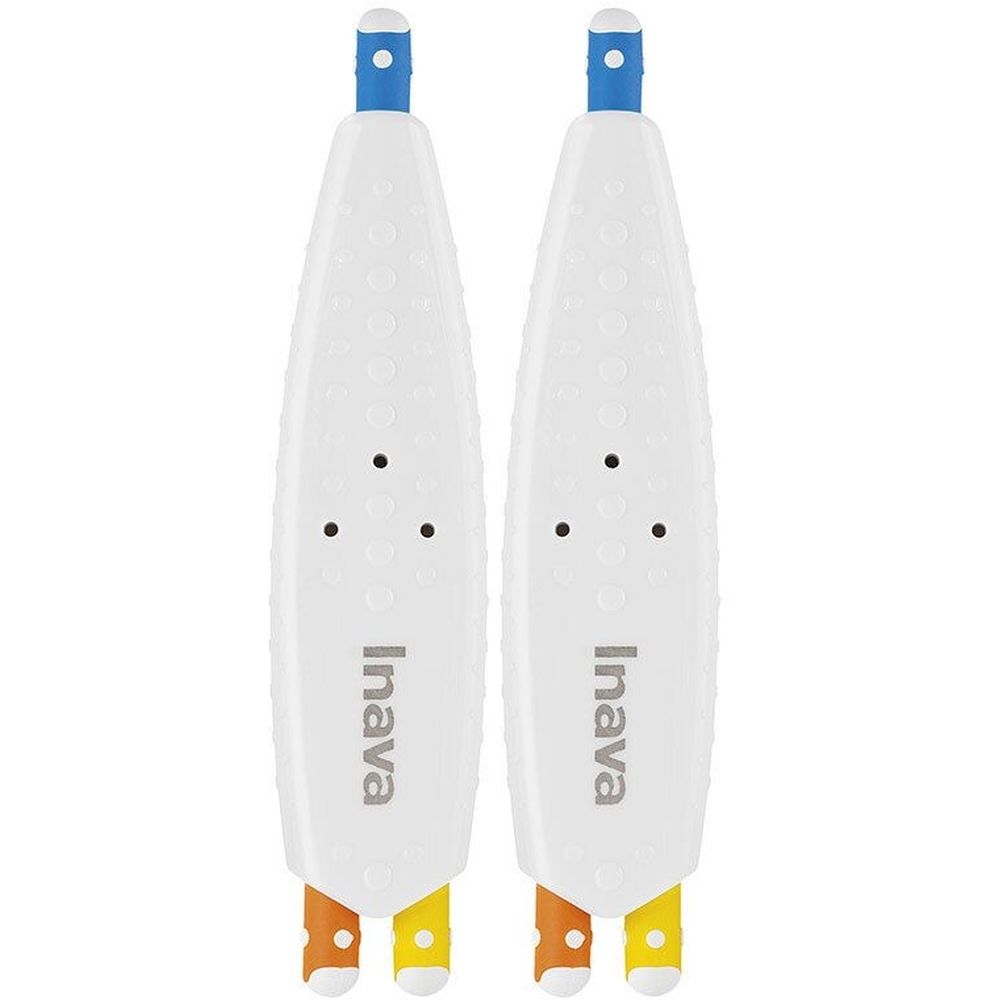 Deux brossettes interdentaires blanches, allongées, avec des extrémités bleues et colorées. Inscription "Inava".