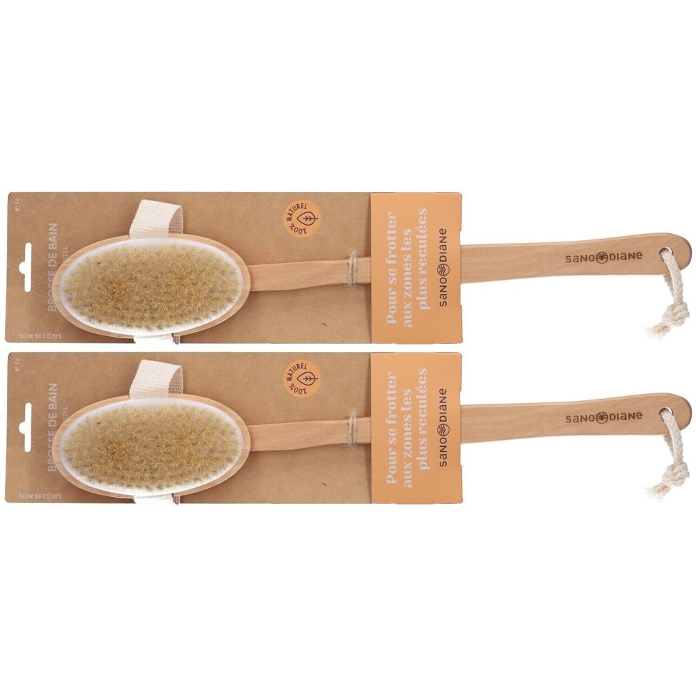 Deux brosses de bain ovales en bois avec poils naturels. Manches avec boucle de suspension. Emballées sur carton avec texte produit.