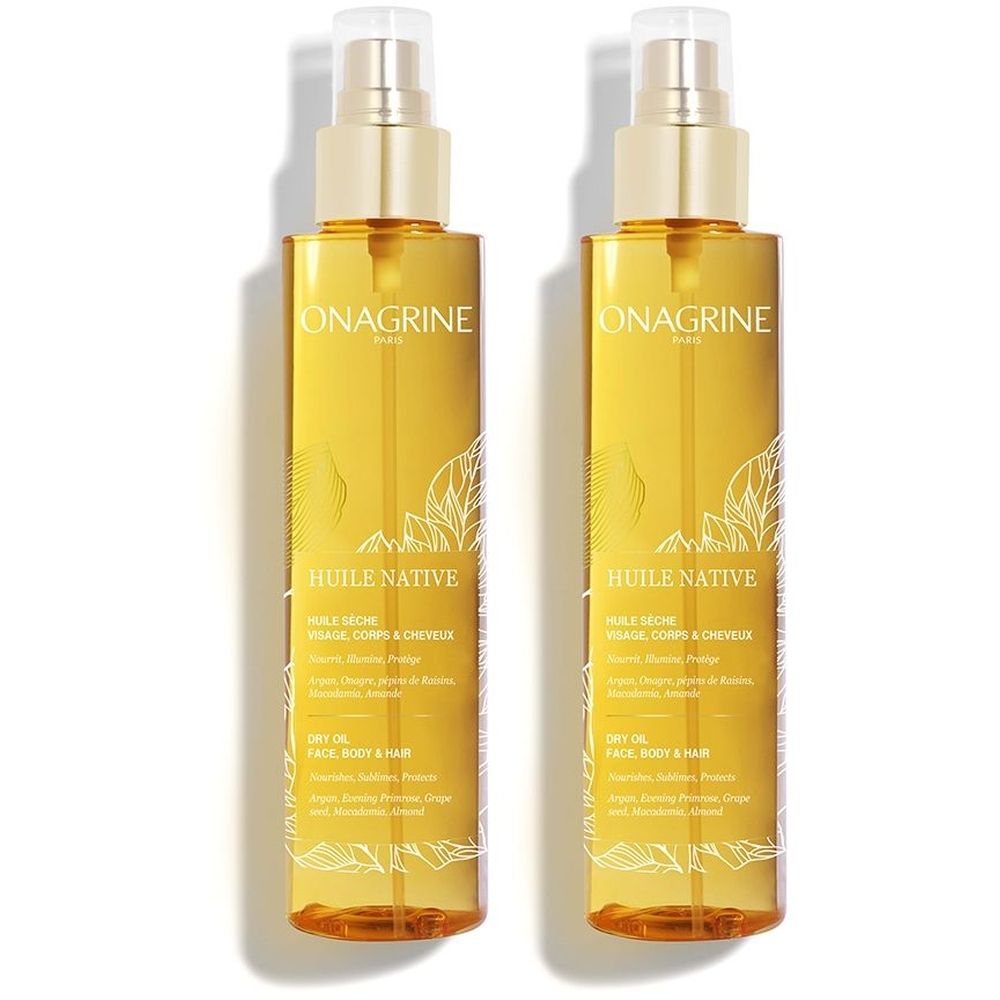 Deux flacons spray d'huile ONAGRINE HUILE NATIVE. Pour visage, corps et cheveux. Contenu doré, étiquettes blanches.
