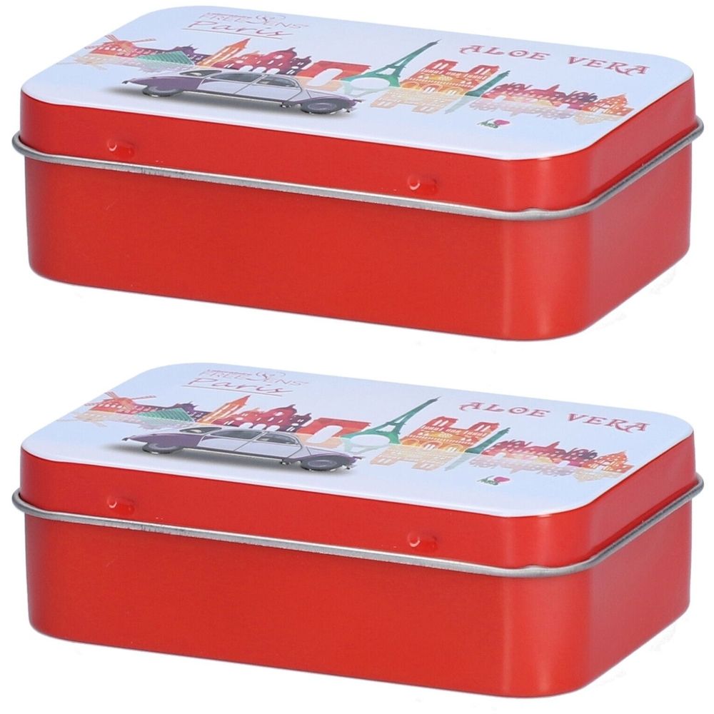 Zwei rechteckige, rote Metallboxen mit Deckel. Auf dem Deckel ist eine Illustration mit Eiffelturm und Schriftzug "ALOE VERA".