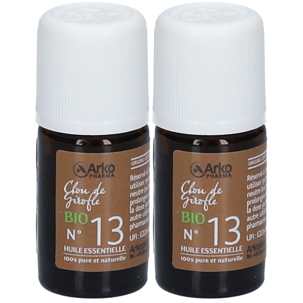 Deux flacons bruns avec bouchons blancs. Étiquettes avec "Clou de Girofle BIO N°13" et "Huile essentielle".
