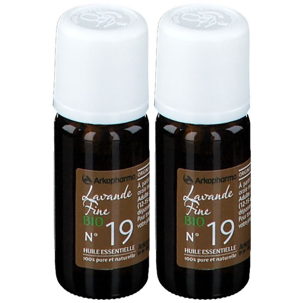 Deux petites bouteilles marron avec bouchons blancs. Étiquettes : "Lavande Fine BIO N°19". Huile essentielle.