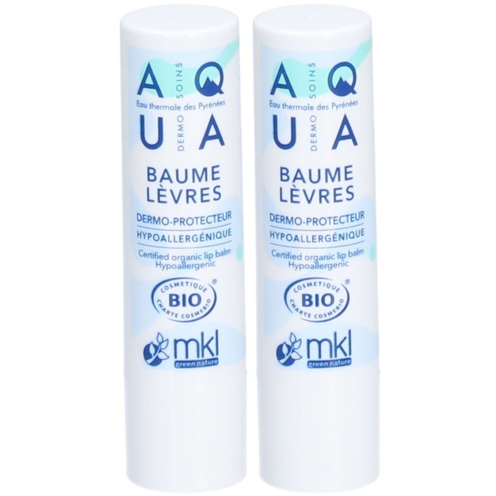 Deux baumes à lèvres. Emballage blanc et bleu avec texte: BAUME LÈVRES, DERMO-PROTECTEUR, HYPOALLERGENIQUE. Certification Bio.