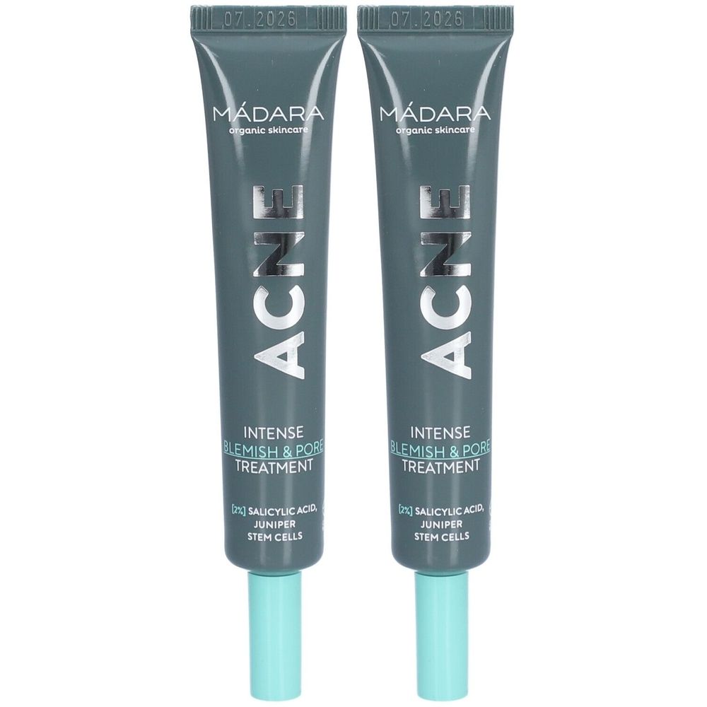 Deux tubes gris. Inscription: ACNE, INTENSE BLEMISH & PORE TREATMENT. Marque: Mádara. Bouchon bleu clair.