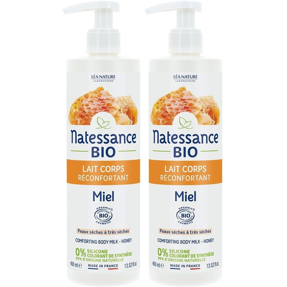 Zwei Flaschen Körperlotion mit Spender. Aufschrift: Natessance BIO, Lait Corps Réconfortant Miel. Honig-Illustration.