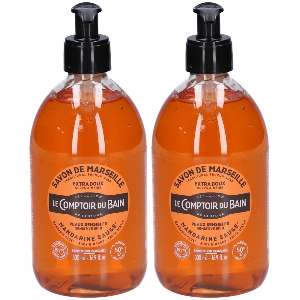 Zwei Flaschen Savon de Marseille Mandarine Sauge. Transparente Flaschen mit schwarzem Pumpkopf. Orangefarbene Flüssigkeit. Etikett mit Text.