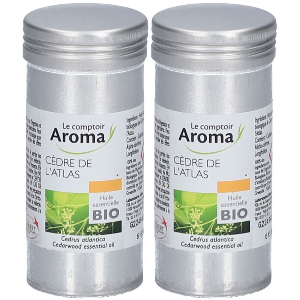 Deux flacons cylindriques en métal argenté. Étiquettes : "Le comptoir Aroma Cèdre de l'Atlas Huile essentielle BIO".