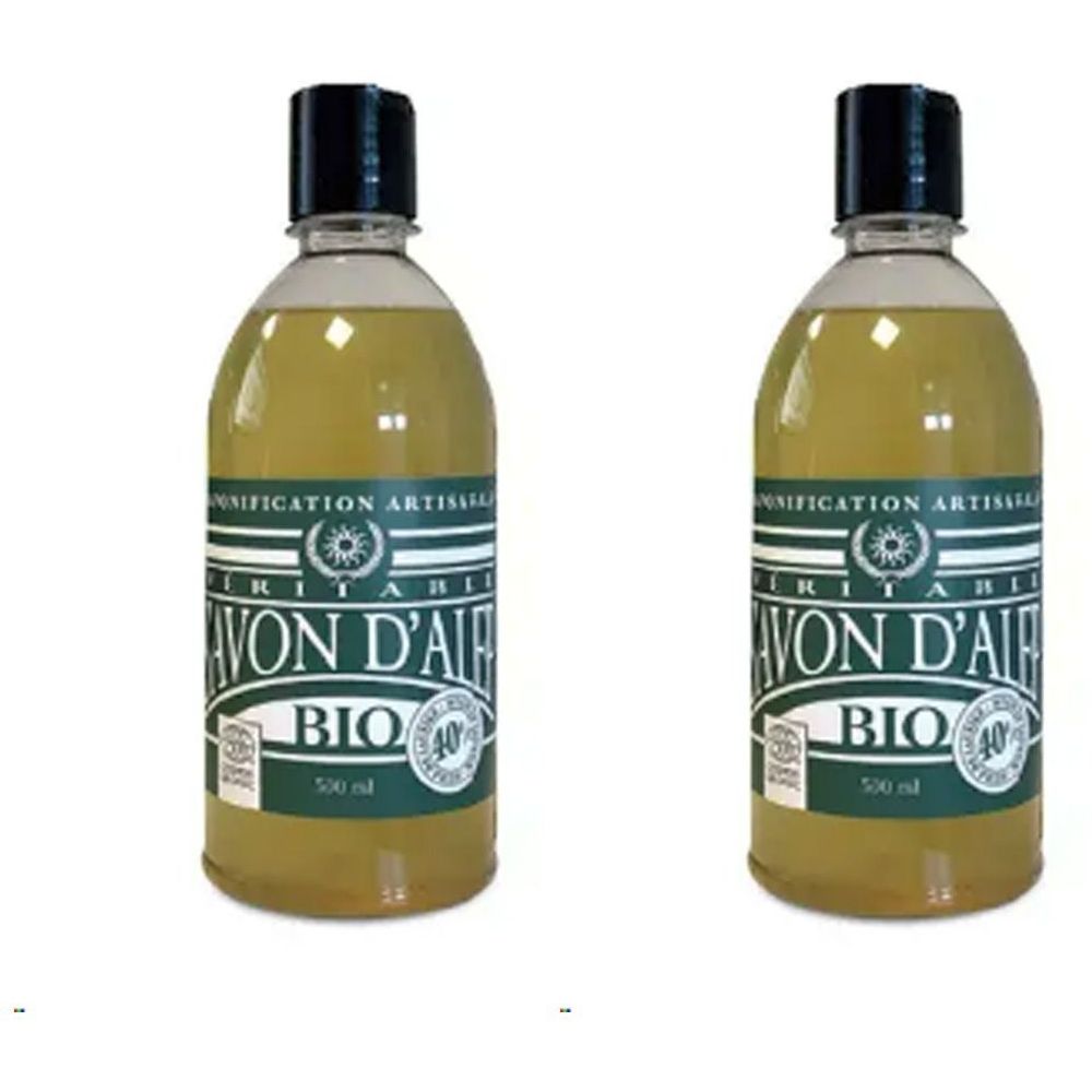 Zwei Flaschen Savon D'Alep Bio. Klare, gelbliche Flüssigkeit in transparenten Flaschen mit schwarzem Deckel. Etikett mit Text.