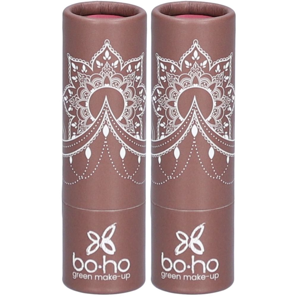 Zwei Lippenstifte in braunen Hülsen. Weiße Mandala-Muster und Logo von bo-ho green make-up. Die Lippenstifte sind nebeneinander angeordnet.