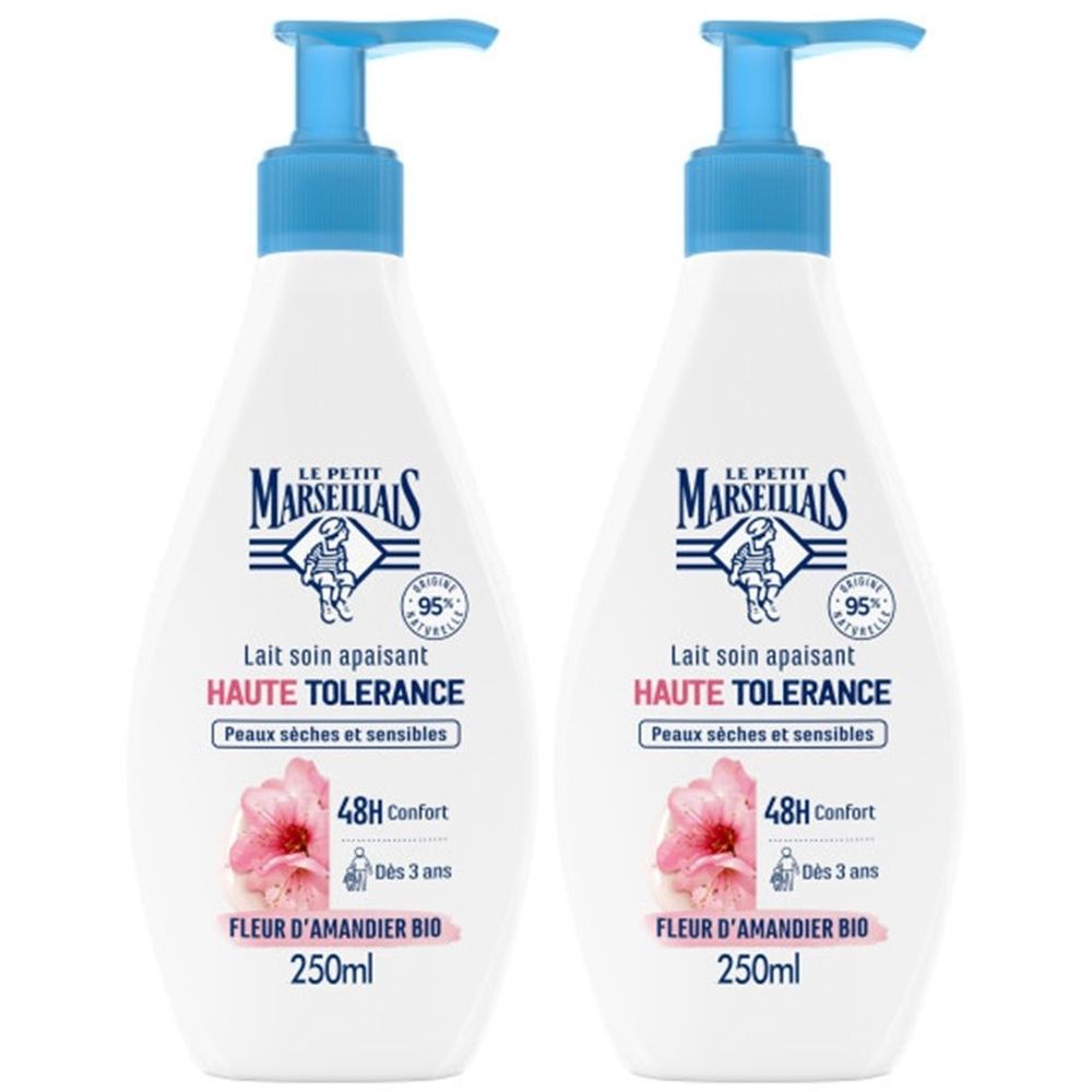 Zwei weiße Flaschen mit blauem Pumpkopf. Aufschrift: Le Petit Marseillais, Lait soin apaisant, Haute Tolérance, Fleur d'amandier bio.