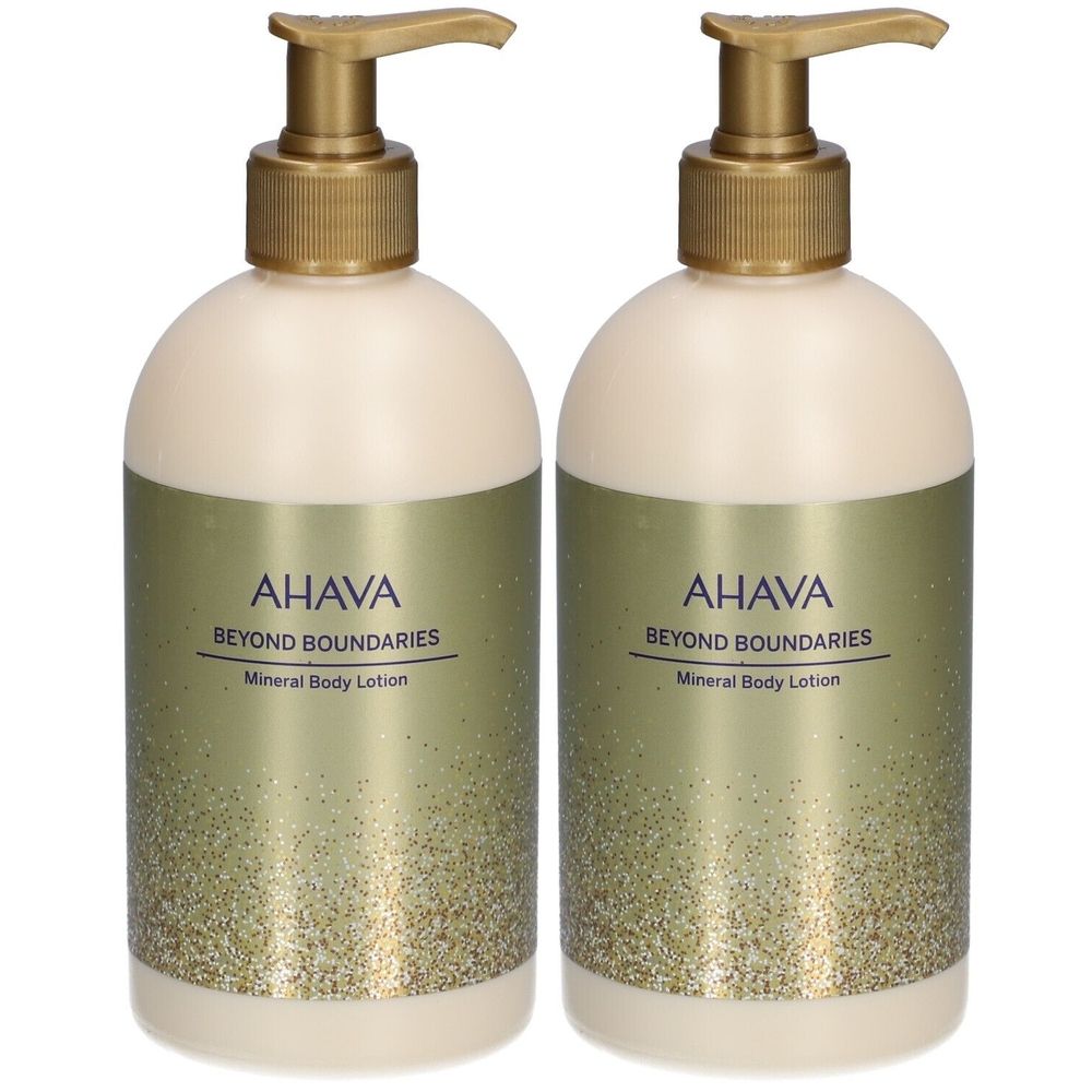 Zwei Flaschen Lotion mit goldenen Pumpköpfen. Aufschrift: AHAVA Beyond Boundaries Mineral Body Lotion. Beige und goldfarbenes Etikett.