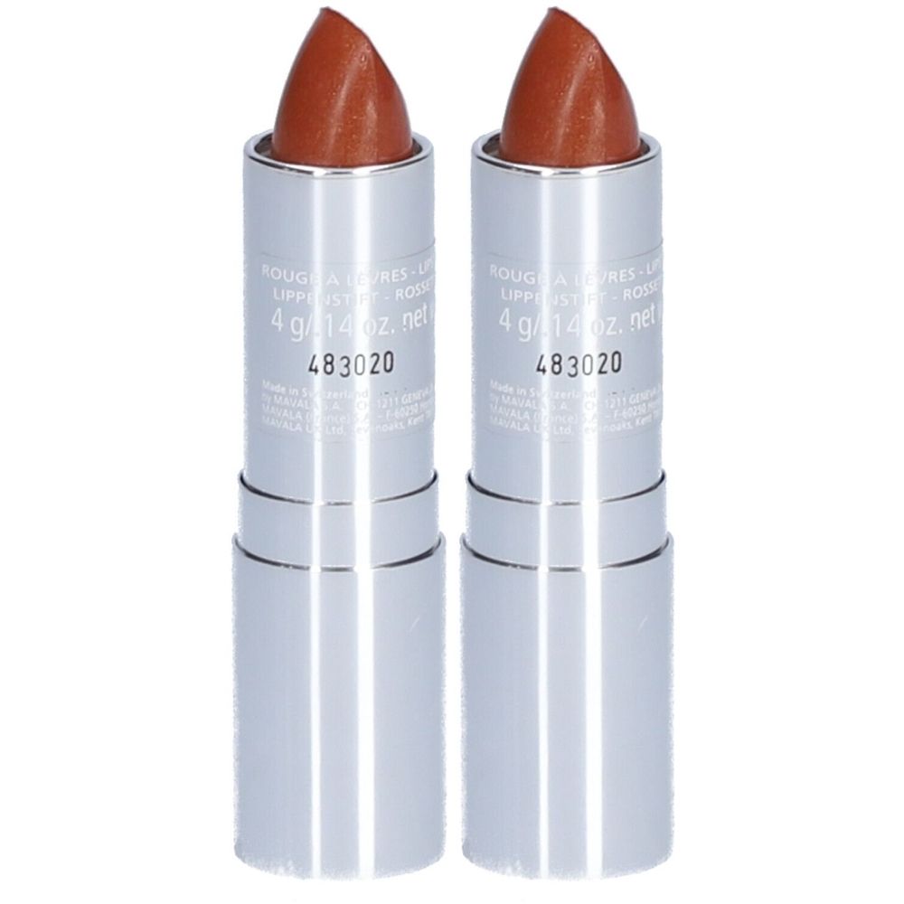 Zwei Lippenstifte mit brauner Spitze in silbernen Hülsen. Aufschrift: 4 g / .14 oz. net. Produktcode 483020.