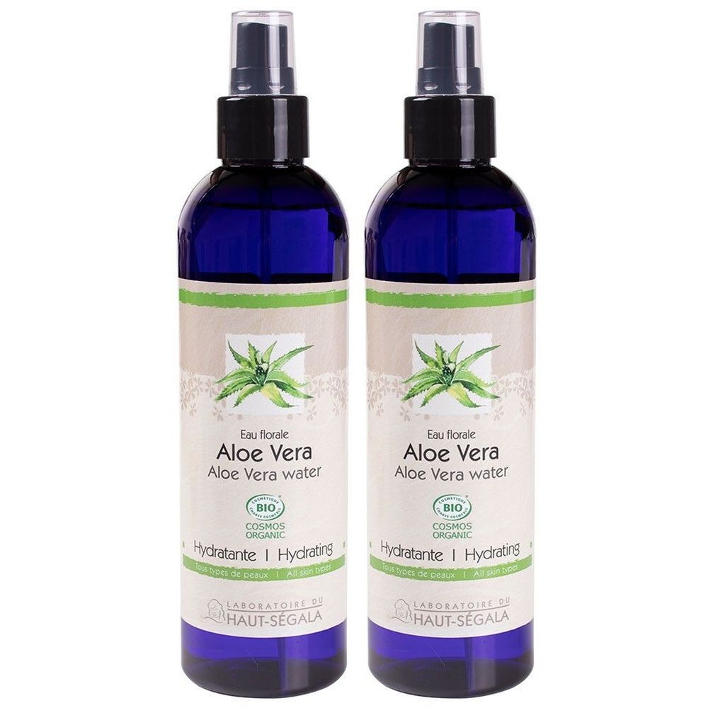 Zwei blaue Sprühflaschen mit Etiketten. Aufschrift: Aloe Vera Wasser, BIO COSMOS ORGANIC, Hydratante.