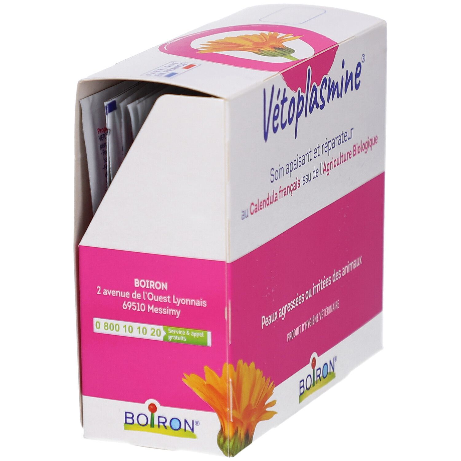 Geöffnete weiße Box mit rosa Akzenten. Aufdruck: Vétoplasmine, Ring mit Blüte, Text. Für Tiere. BOIRON-Logo und Adresse.